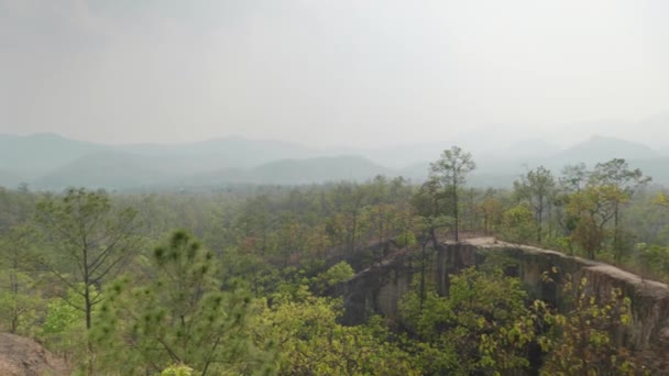 4K电影风景镜头 在阳光明媚的日子里 在泰国北部贝城 有一条狭窄的小径 可以俯瞰整个山谷 静谧的贝峡谷风景 — 图库视频影像