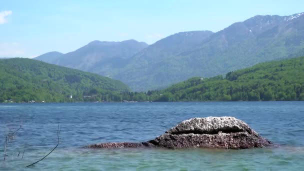 Water Peacefully Splashing Rock Lake Bohinj Beautiful Mountain Range Background — Stok video