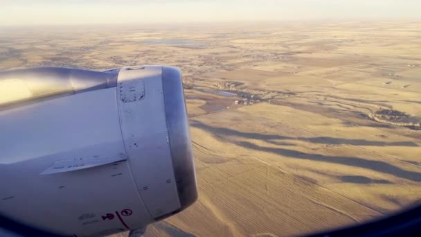 Blick Aus Dem Fenster Eines Flugzeugs Und Vorbei Strahltriebwerk Arizona — Stockvideo