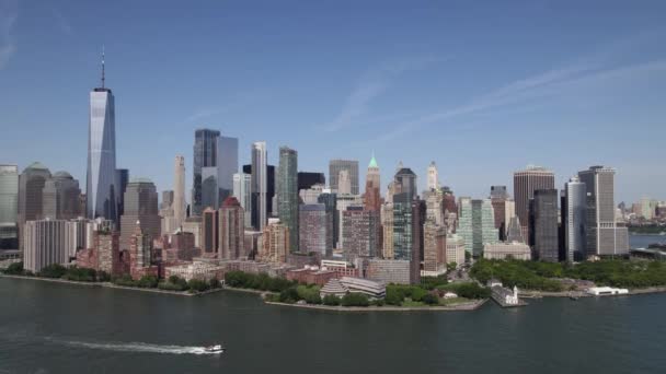 从美国纽约州哈德逊河俯瞰曼哈顿炮台公园城的空中景观 无人驾驶飞机射击 — 图库视频影像