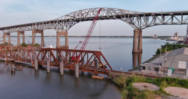 路易斯安那州查尔斯湖Calcasieu河大桥起重机拍摄 — 图库视频影像