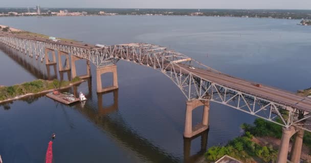 ルイジアナ州チャールズ湖のCalcasieu川橋を渡る車の空中 — ストック動画