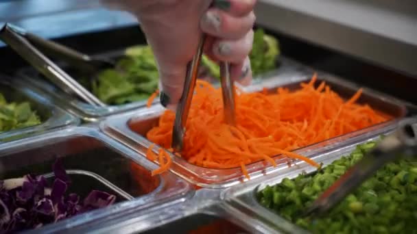 Worker Uses Tongs Grab Bunch Shredded Carrots Salad Bar Julienned — Vídeo de Stock