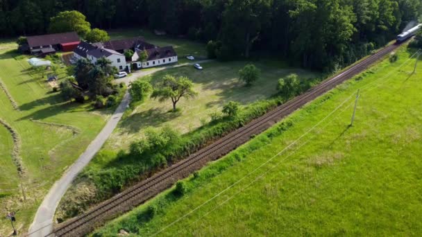 从空中俯瞰一辆柴油火车经过农舍前 一条穿过乡村的铁路线 捷克共和国 — 图库视频影像