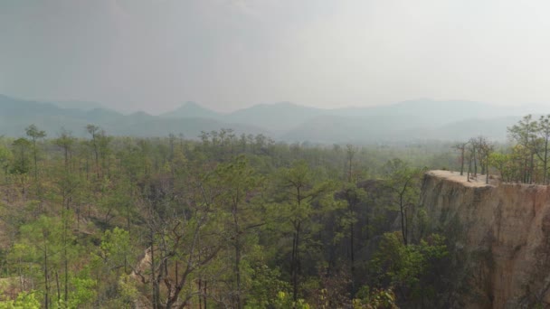 4K电影风景镜头 在阳光明媚的日子里 在泰国北部贝城 有一条狭窄的小径 可以俯瞰整个山谷 静谧的贝峡谷风景 — 图库视频影像
