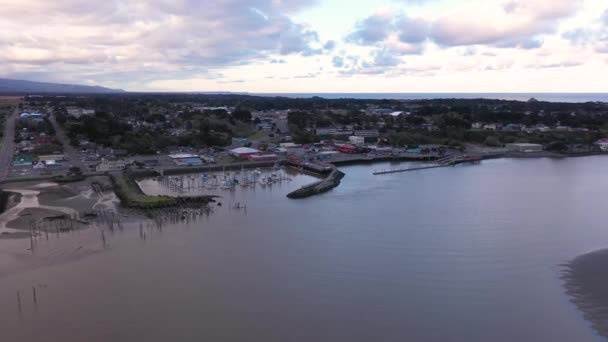 Wide Aerial Pullback Shot Town Bandon Oregon Coquille River Southern — 图库视频影像