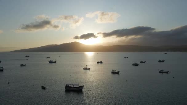 Sunset Bay Com Barcos Pequenos Ancorados Perto Praia Pullback Aéreo — Vídeo de Stock