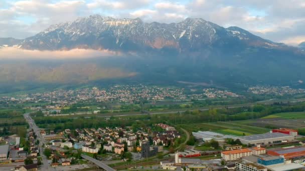 Scenic View Swiss Town Mountains Tle Szwajcarii Zdjęcia Dronów Lotniczych — Wideo stockowe