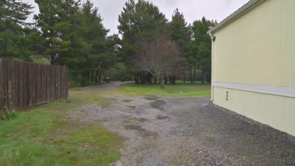 Casa Amarilla Genérica Con Árboles Una Tormenta Lluvia — Vídeo de stock