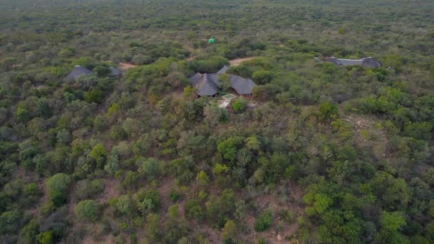 Aerial Shot African Lodges Primary Savannah Landscape — стоковое видео