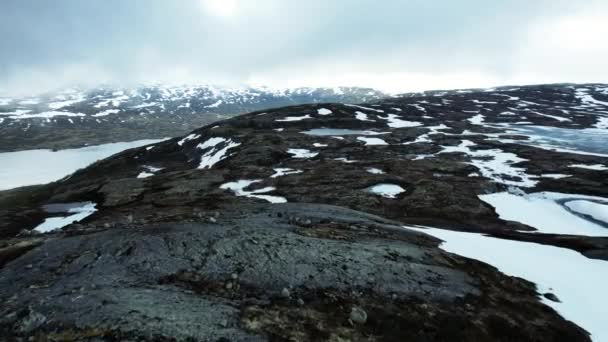 Flygande Över Steniga Snölandskap Med Middalens Glaciär Bakgrunden Norge Dolly — Stockvideo