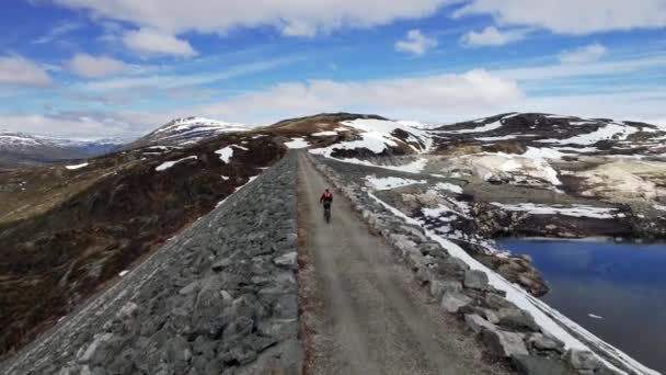 Aerial Follow Shot Male Cycling Sysendammen Στο Δήμο Eidfjord Στο — Αρχείο Βίντεο
