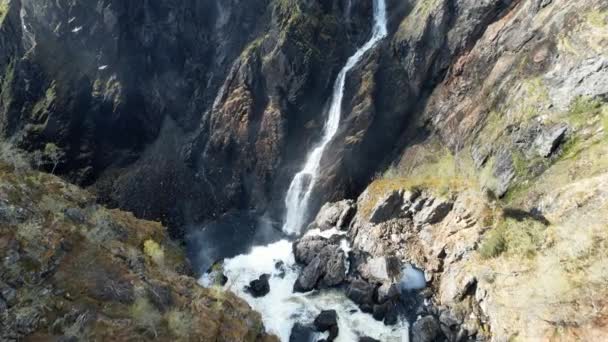 Aerial Dolly Forward Reveal Overhead View Cascading Voringsfossen Waterfall Norway — 비디오