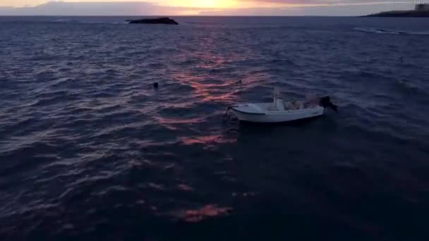 Aeronave Drone Voando Direção Pôr Sol Com Pequeno Barco Pesca — Vídeo de Stock