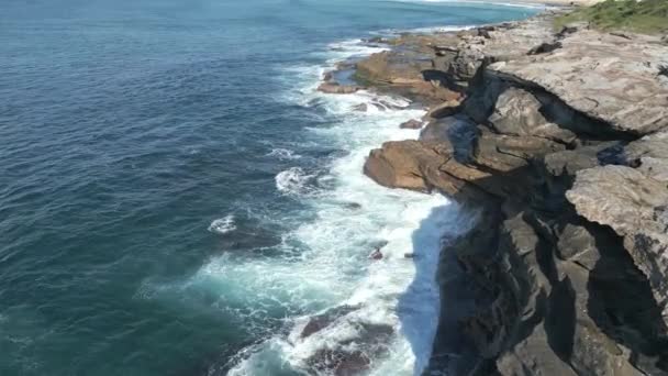 Vista Aérea Las Olas Del Océano Rompiendo Las Rocas Costa — Vídeo de stock