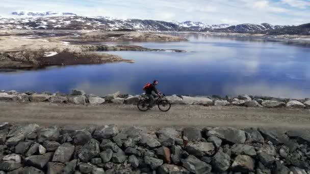 Aerial Follow Tiro Ciclismo Masculino Através Sysen Dam Município Eidfjord — Vídeo de Stock