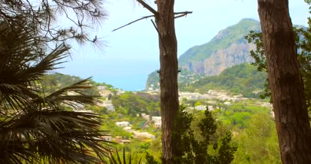 Výhledem Pobřeží Moře Barevnou Krajinou Modrou Vodou Horami Pozadí Capri — Stock video
