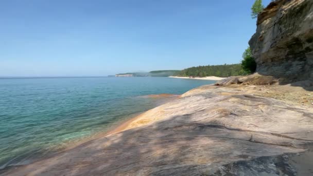 Foto Rocks National Lake Shore Sunny Day Blue Water Obrovské — Stock video