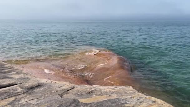 Zdjęcie Skały Wybrzeże Munising Michigan Fale Słoneczny Dzień Formacje Skalne — Wideo stockowe