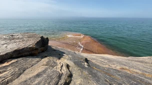 Κύματα Κυματίζουν Πάνω Από Εικονισμένες Πέτρες Λίμνη Michigan Blue Water — Αρχείο Βίντεο