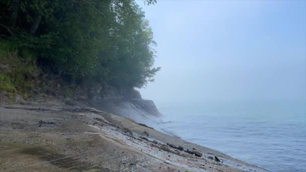 Timelapse Rocky Coastline Calm Waves Foggy Day Jezioro Superior Trees — Wideo stockowe