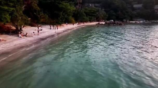 在泰国Koh Lipe 空中飞越平静浪涌过繁忙的日落海滩 多利前进 — 图库视频影像