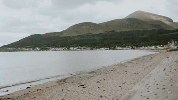 Mourne Mountains View Newcastle Beach Overcast Day — Stockvideo