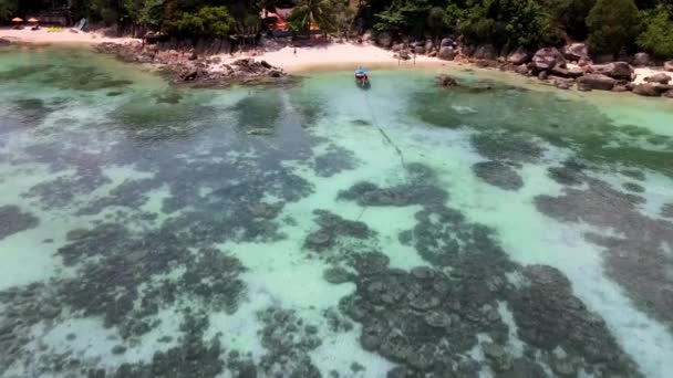 在泰国 无人驾驶飞机飞往Pitiusas私人海滩和长尾船 并展望珊瑚礁的前景 — 图库视频影像