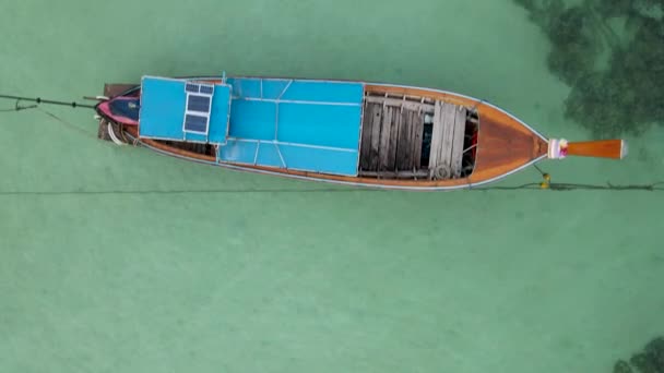 Zwevende Houten Boten Met Typische Aziatische Structuur Afgemeerd Turquoise Zee — Stockvideo