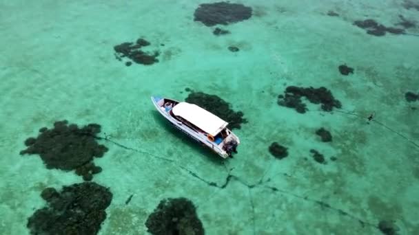 Aerial View Moored Speedboat Turquoise Waters Coral Sunset Beach Koh — Video Stock