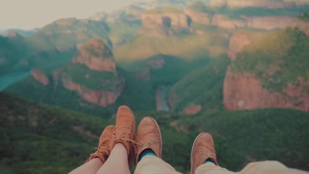 Video Shot Feet Couple Sitting Edge Cliff Looking Valley Vast — Stock Video