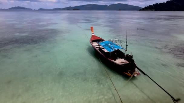 Thajský Člun Kotvící Bílé Písečné Pláži Tyrkysovém Oceánu Korálovým Útesem — Stock video