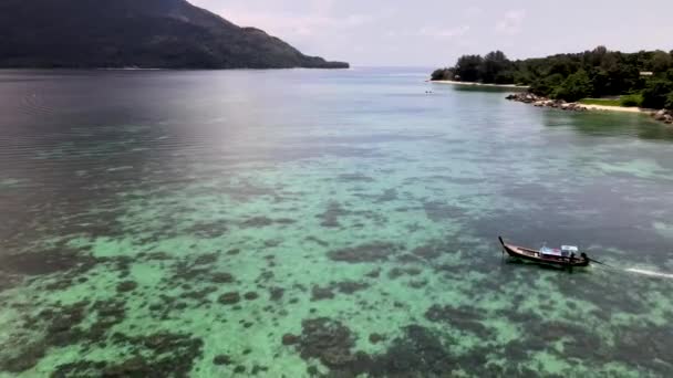 Vliegen Bewegende Longtail Aziatische Lokale Boot Turquoise Zee Van Tropisch — Stockvideo