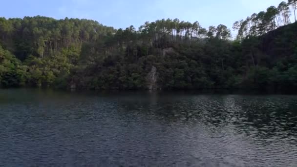 Exiting Hills Lake Cambous Branoux Les Taillades France Aerial Rising — Vídeo de stock