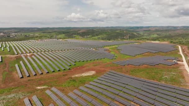 Long Aerial Shot Solar Farm Many Rows Solar Panels Hilly — Stockvideo