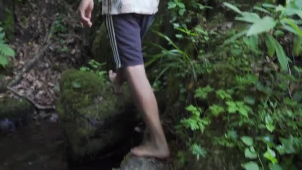 Jongeman Loopt Stenen Bij Een Prachtige Wilde Waterval Het Bos — Stockvideo
