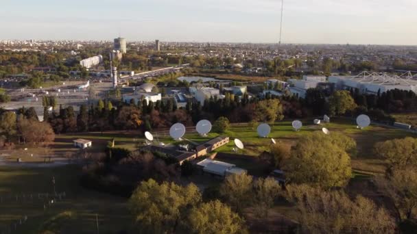 Antenas Parabólicas Centro Investigación Buenos Aires Skyline Atardecer Enfoque Aéreo — Vídeo de stock