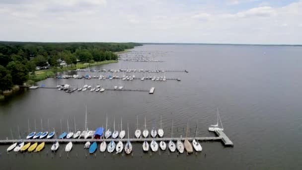 Drone Footage Sailboats Harbors Mardorf Steinhuder Meer Lake — ストック動画