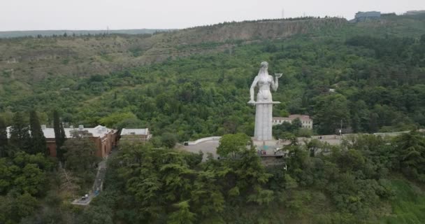 Дуговой Снимок Статуи Картлиса Деды Красивый Пейзаж Тбилиси — стоковое видео
