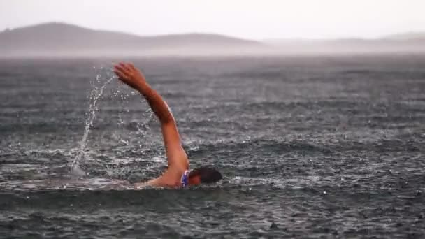 Hombre Nadando Estilo Libre Través Del Agua Del Océano Abierto — Vídeos de Stock