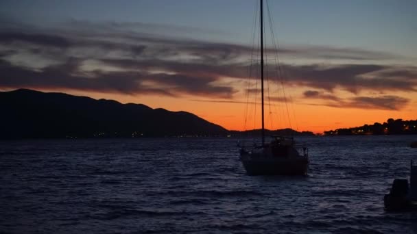Pequeno Barco Vela Rolando Suavemente Oceano Calmo Pôr Sol Croácia — Vídeo de Stock