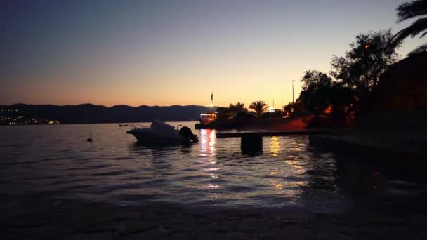 Motorboat Docked Lake Shore Sunset Summer Wide — Vídeos de Stock