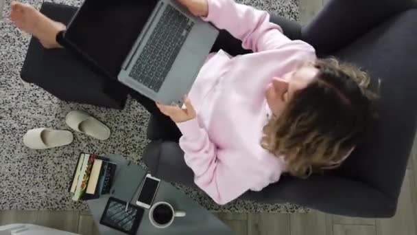 Work Home Freelancer Werkt Aan Comfortabele Fauteuil Met Computer — Stockvideo