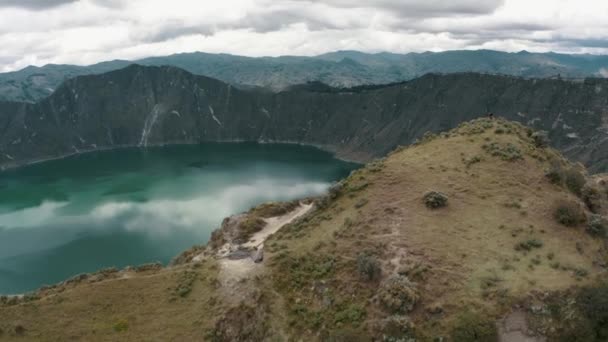Zdjęcie Drona Lotniczego Ukazujące Ogromne Jezioro Krateru Otoczony Krajobraz Wulkanu — Wideo stockowe