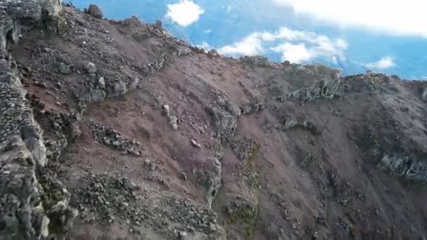 Drone Footage Passing Crest Piton Des Neiges — Vídeos de Stock