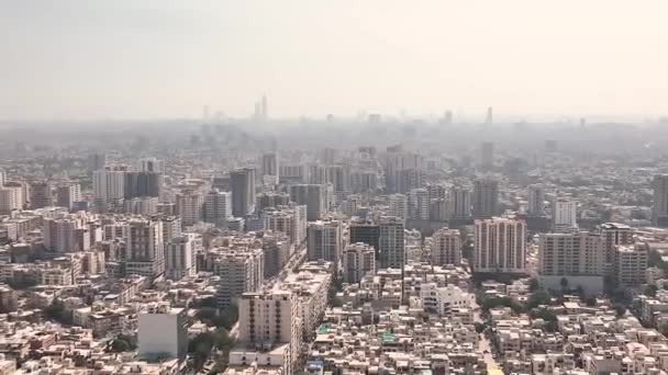 Luchtfoto Achterwaartse Drone Zicht Gebouwen Karachi Stad Shaheed Millat Weg — Stockvideo