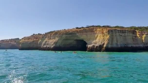 Kayaking Μπροστά Από Τις Σπηλιές Στο Algarve — Αρχείο Βίντεο