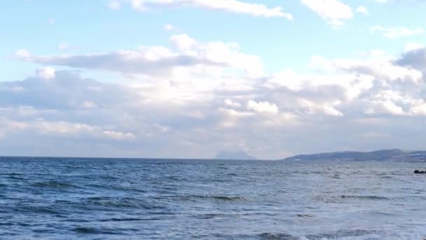 在西班牙的埃斯特波纳海滩海岸线上观看海浪破浪 低角度 — 图库视频影像
