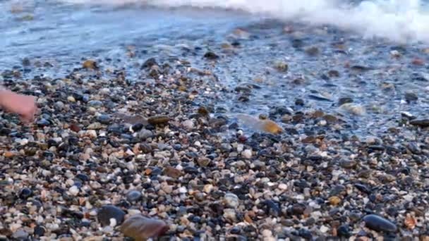 在西班牙的埃斯特波纳 海浪冲破了卵石滩 特写镜头 — 图库视频影像