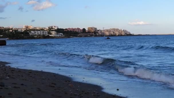 Olas Marinas Rompiendo Largo Costa Estepona Beach España Ángulo Bajo — Vídeos de Stock